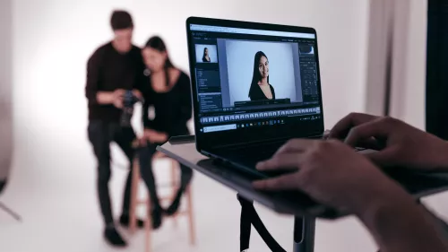 Studierende des Studiengangs Mediendesign fotografieren im Studio