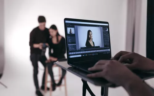 Studierende des Studiengangs Mediendesign fotografieren im Studio