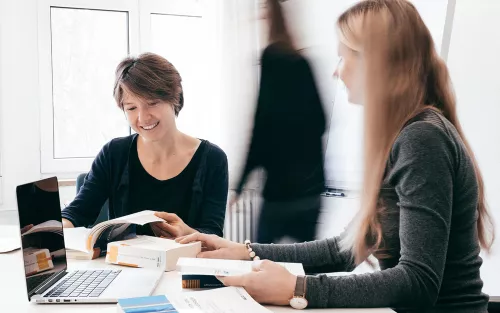 Studierende bei Gruppenarbeit.