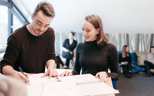 Studierende bei Gruppenarbeit.