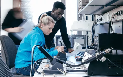 Studierende im Elektrotechnik-Labor.