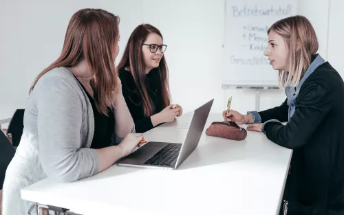 Studentinnen bei Projektarbeit.