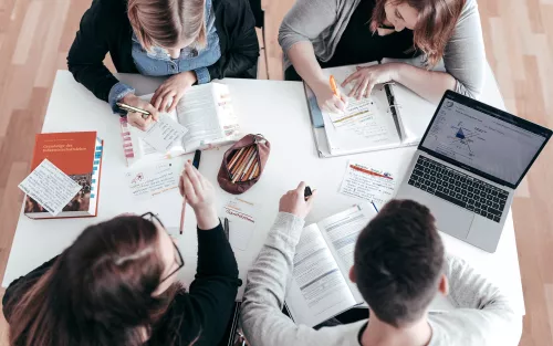 Studierende bei Gruppenarbeit.