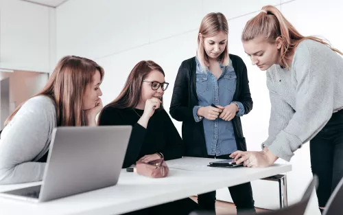 Studentinnen bei Gruppenarbeit.