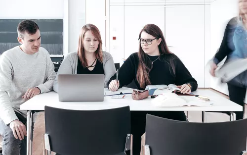 Studierende bei Gruppenarbeit.