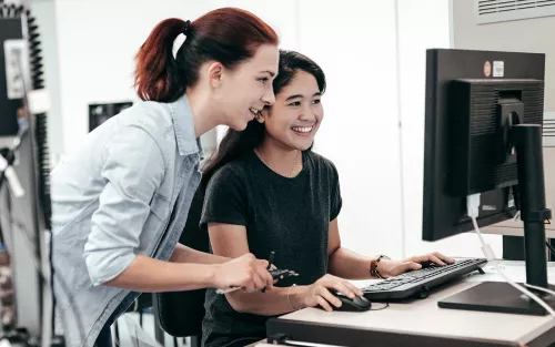 Studentinnen am PC.