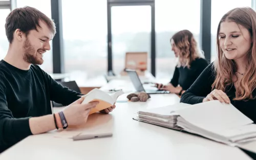 Studierende bei Gruppenarbeit.