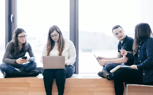 Studierende bei Gruppenarbeit.