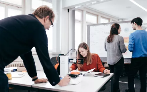 Studentin macht sich Notizen.