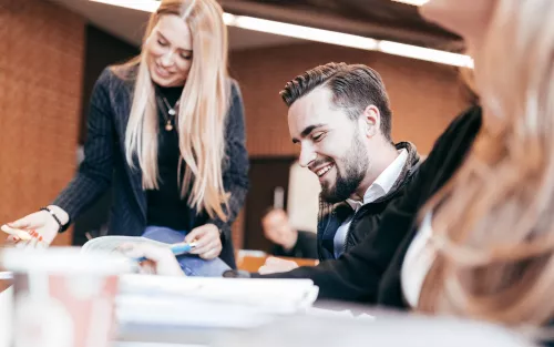 Studierende bei Gruppenarbeit.