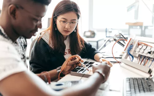 Studierende im Elektrotechnik-Labor.