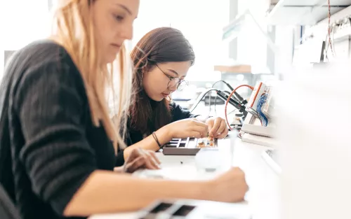 Studierende im Elektrotechnik-Labor.