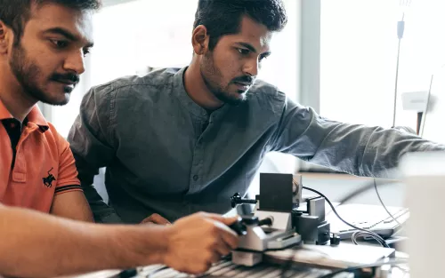 Studierende im Elektrotechnik-Labor.