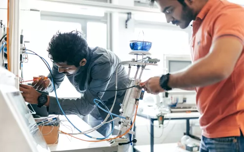 Studierende im Elektrotechnik-Labor.