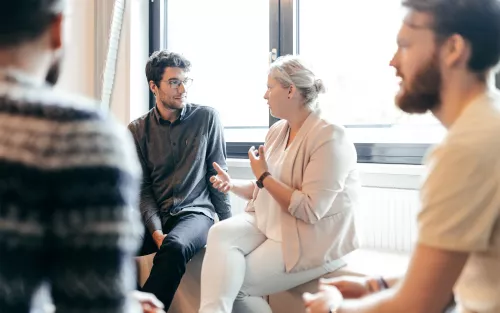 Studierende unterhalten sich.