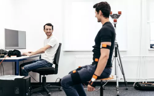 Student mit Ergonomietrainer.