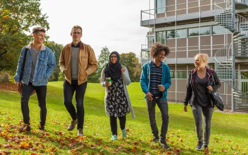 Studierende auf dem Campus