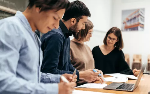 Studierende bei Gruppenarbeit.