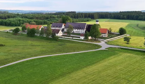 ländliches Anwesen mit Stallung, Kirche und Wirtschaftsgebäude