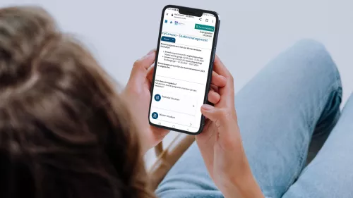 Studentin öffnet die My Campus Internetseite auf dem Smartphone