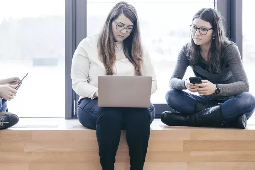 Studentinnen am Laptop