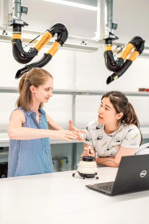 Studentinnen Digitalisierung Labor