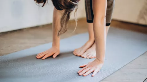 Frau macht Gymnastik