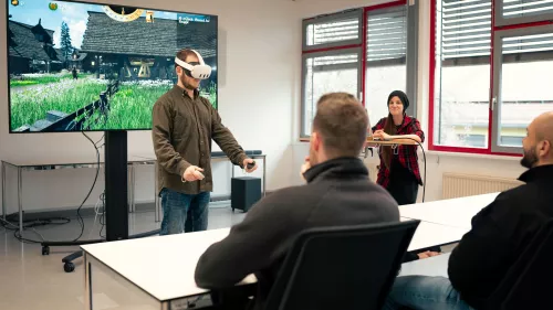 Student führt Benutzung einer VR-Brille vor 