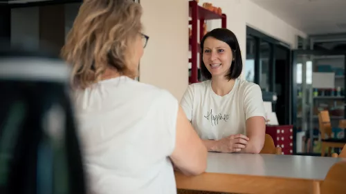 Zwei Frauen im Gespräch