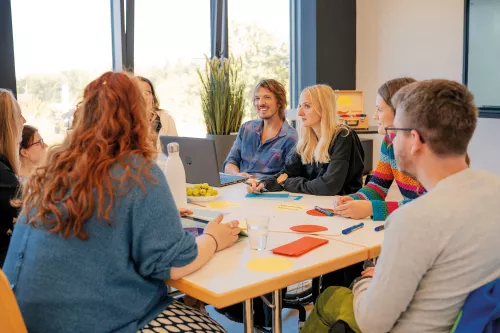 Studierende bei der Gruppenarbeit
