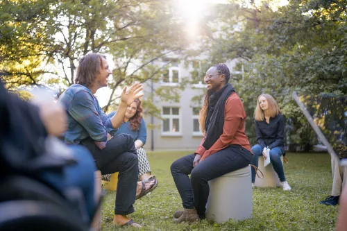 Studierende sitzen draußen