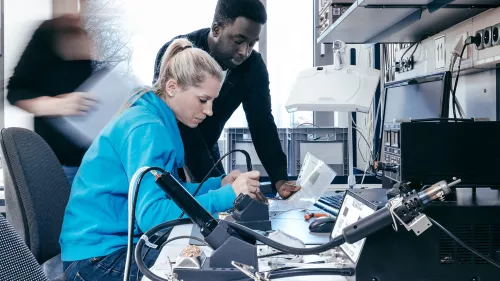 Studierende im Elektrotechnik-Labor.