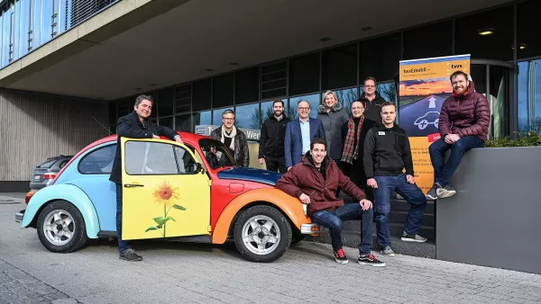 Die Elektromobilität führt sie zusammen: Projektbeteiligte der Autolackiererei Yardimci, der Hochschule Ravensburg-Weingarten und der Technischen Werke Schussental. Die Idee für den Umbau eines VW-Käfers zu einem Elektroauto durch Studenten der Hochschule und einen Azubi der TWS hatte der Elektroingenieur Martin Irmler