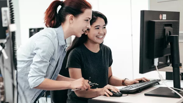 Studentinnen am PC.