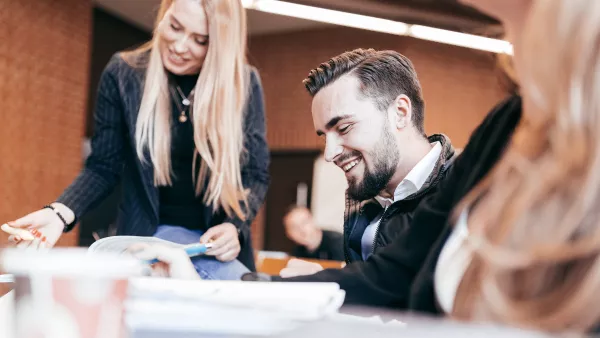 Studierende bei Gruppenarbeit.