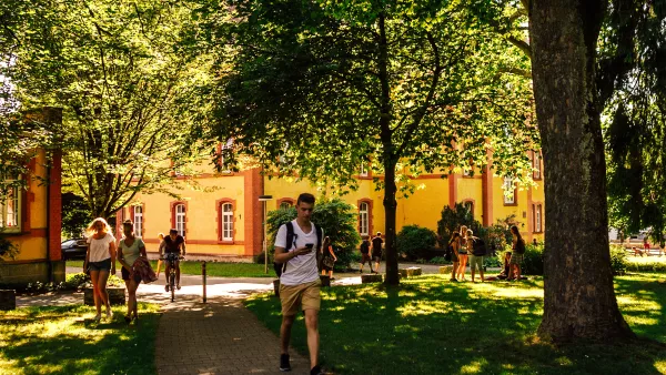 Studierende im Mensapark (fotografiert von Otto Pfefferkorn)