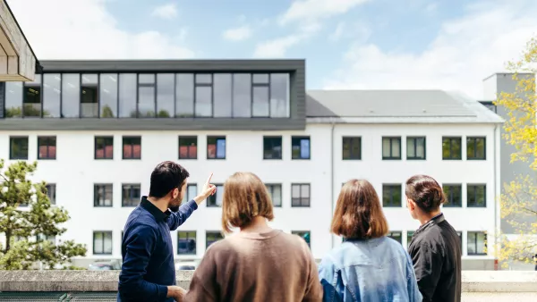 Studis auf dem Campus.