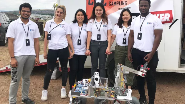 Das R2M-Team der RWU mit seinem Rover in Calgary