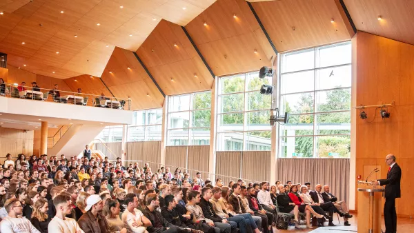 Der Rektor Professor Dr. Thomas Spägele begrüßt im Kultur- und Kongresszentrum die Erstsemester zum Auftakt ins Wintersemester 2019/2020.