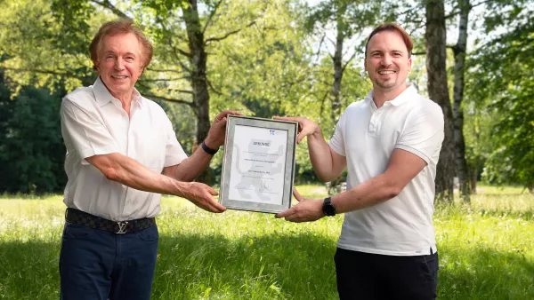 Professor Dr. Eberhard Hohl und Daniel Martin bei der Übergabe der Urkunden.