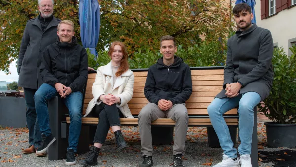 Studierende der Hochschule Ravensburg-Weingarten (RWU) auf der Smart-Bench am Weingartener Münsterplatz