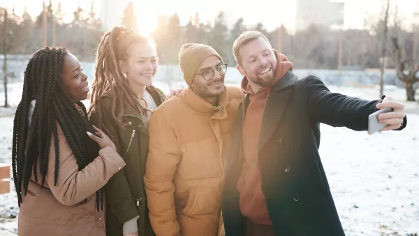 Generation Y - Eine Gruppe Menschen macht einen Selfie