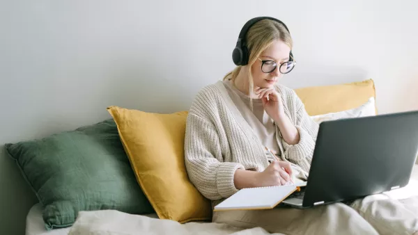 Schülerin/ Studentin lernt am Computer