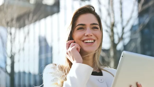 Frau telefoniert mit Tablet in der Hand