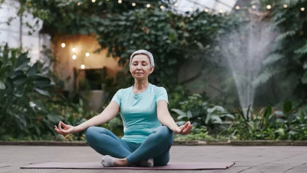 Ältere Frau übt Yoga