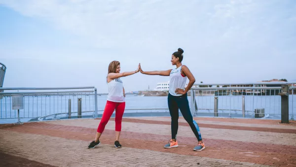 Zwei Frauen in Sportkleidung geben High Five