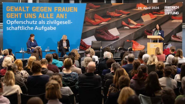 Prof. Dr. Monika Schröttle von der RWU im Gespräch mit Bundesinnenministerin Nancy Faeser