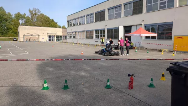 Rennwagen auf Parkplatz