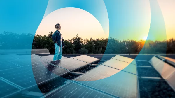 Eine Person, die auf einem Dach neben mehreren Solarpaneelen steht. Die Person blickt in die Ferne in Richtung eines Sonnenuntergangs, der den Himmel in warmen Farben erleuchtet. Im Hintergrund sind Bäume und eine ruhige Landschaft zu sehen. Die Szene strahlt eine ruhige und nachdenkliche Atmosphäre aus.