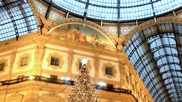 Viktor-Emanuel-Passage in Mailand mit einem Weihnachtsbaum und Beleuchtung 